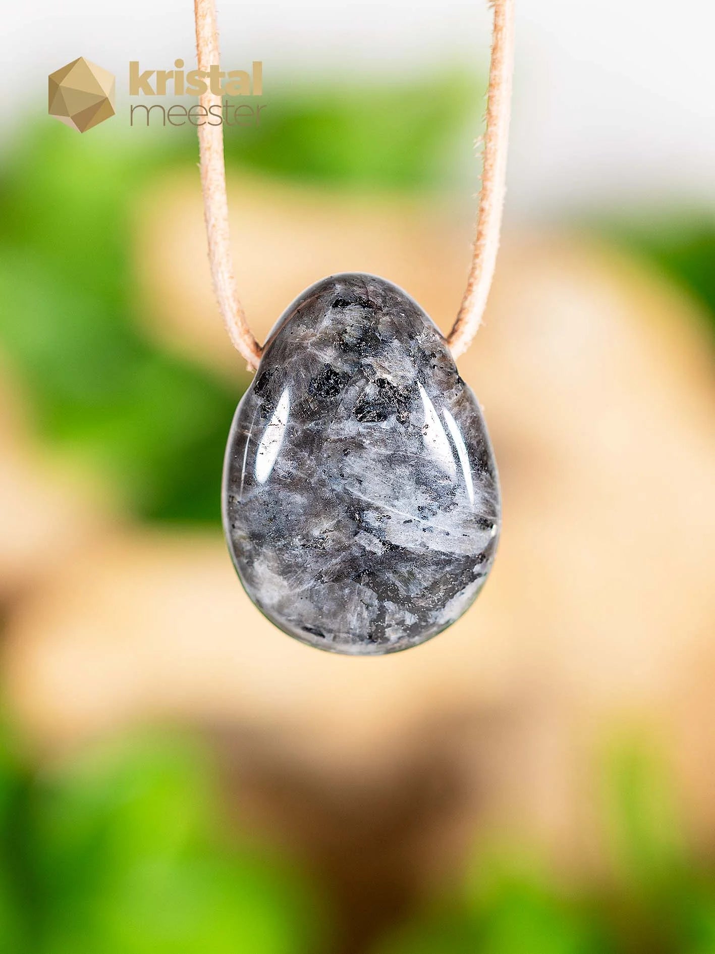 Larvikiet hanger, doorboord - nr. 2