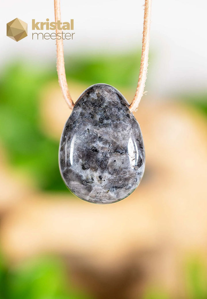 Larvikiet hanger, doorboord - nr. 4