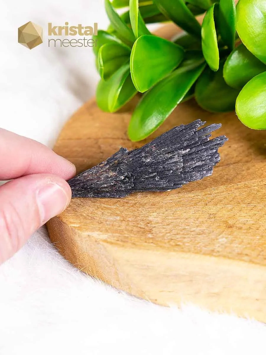 Kyanite Black - no. 1