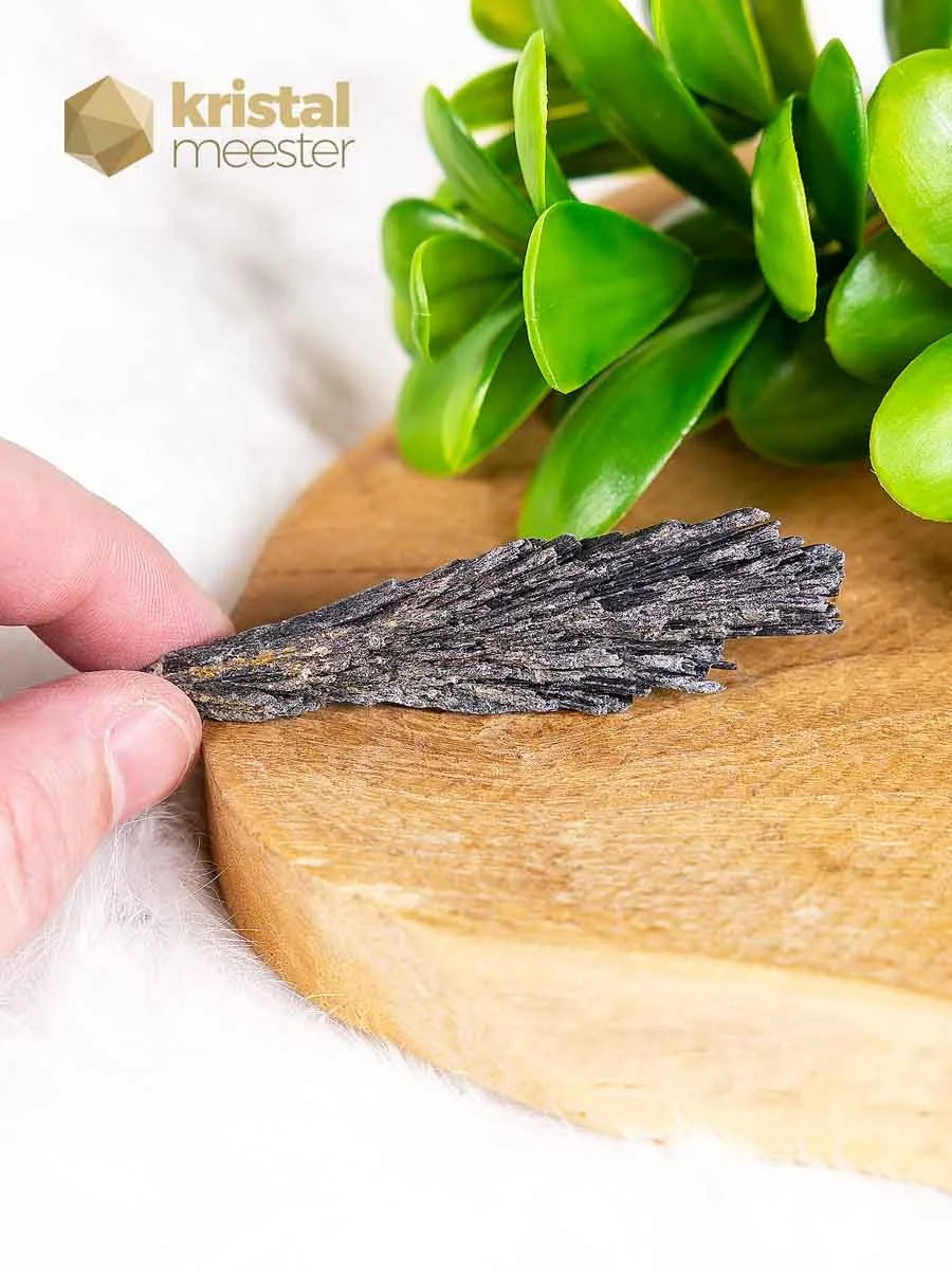 Kyanite Black - no. 3