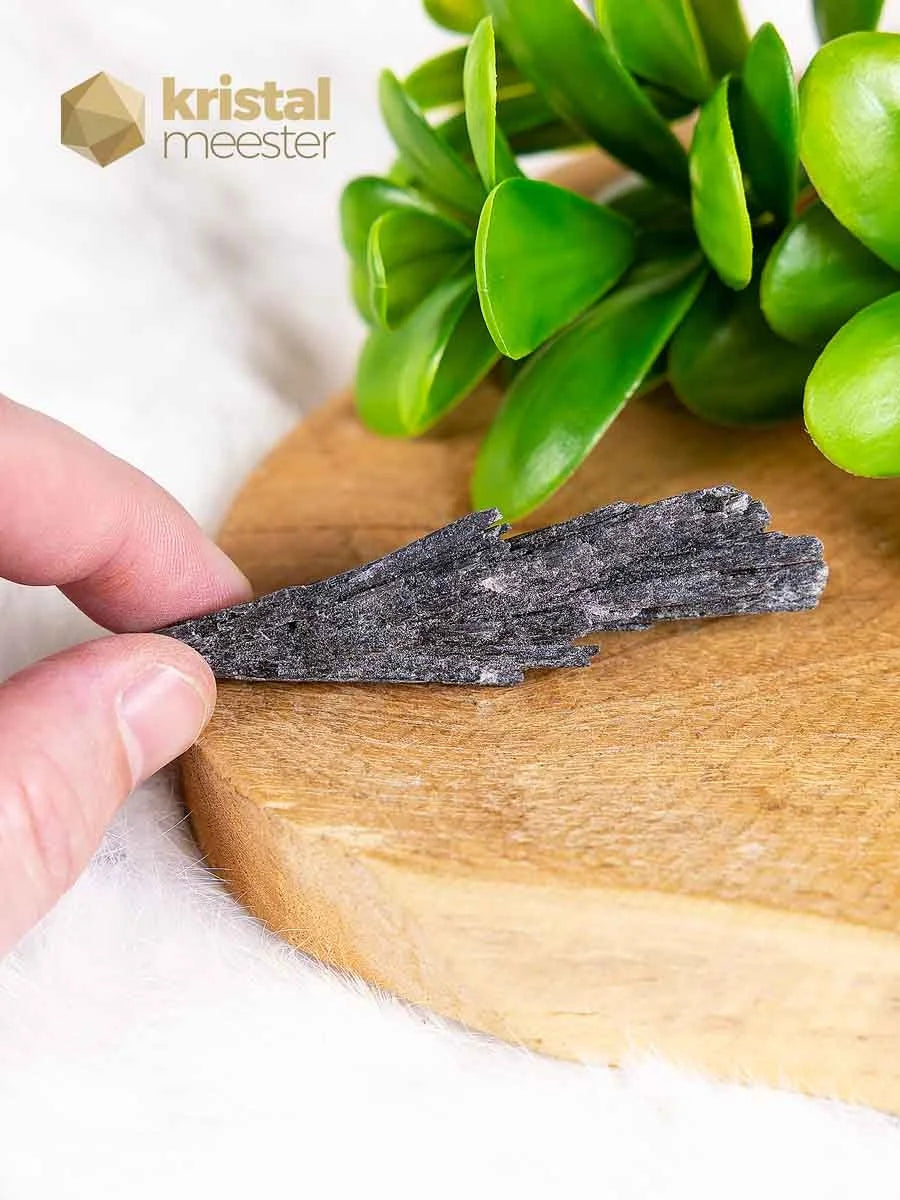 Kyanite Black - no. 4