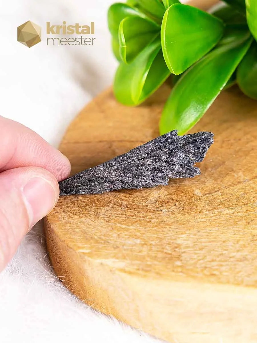 Kyanite Black - no. 6